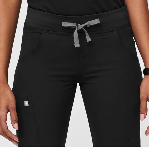 FIGS women’s Kade Cargo Scrub Pants XSTall new with tags BLACK - Picture 5 of 5